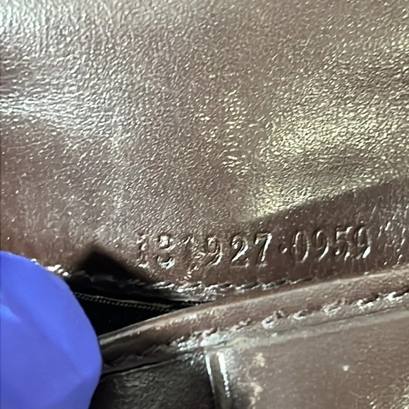 GUCCI MENS BIFOLD WALLET IN GOOD USED CONDITION. - Picture 9 of 10